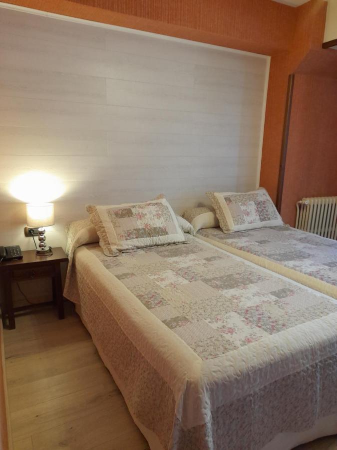 Hotel Giral Biescas  Bagian luar foto